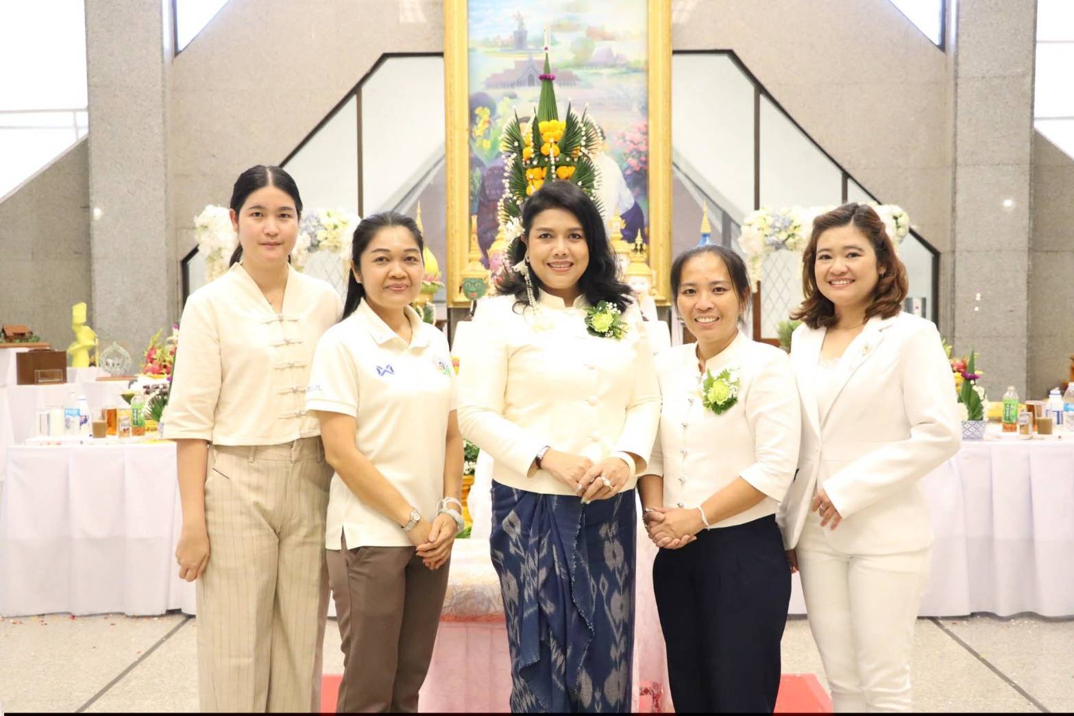 title - ศูนย์ส่งเสริมและพัฒนาอาชีพเสริมนอกภาคการเกษตร โดย สำนักงานการปฏิรูปที่ดินเพื่อเกษตรกรรม จัดโครงการพัฒนาบุคลากรเพื่อเพิ่มประสิทธิภาพการดำเนินงานด้านศิลปหัตถกรรม กิจกรรมไหว้ครูช่าง ณ ชั้น 2 อาคารพระมิ่งขวัญ ศูนย์ส่งเสริมและพัฒนาอาชีพเสริมนอกภาคการเกษตร (ศูนย์ศิลปาชีพบางไทรฯ (เดิม))